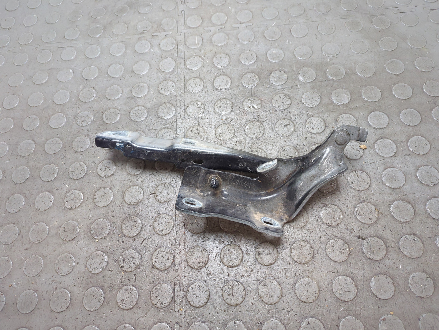 Петля капота левая