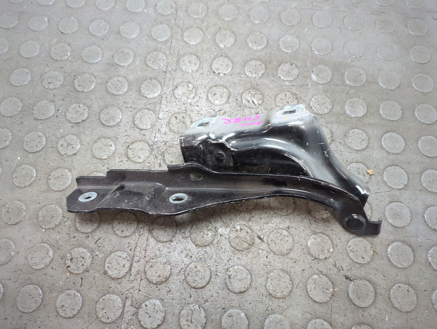 Петля капота левая