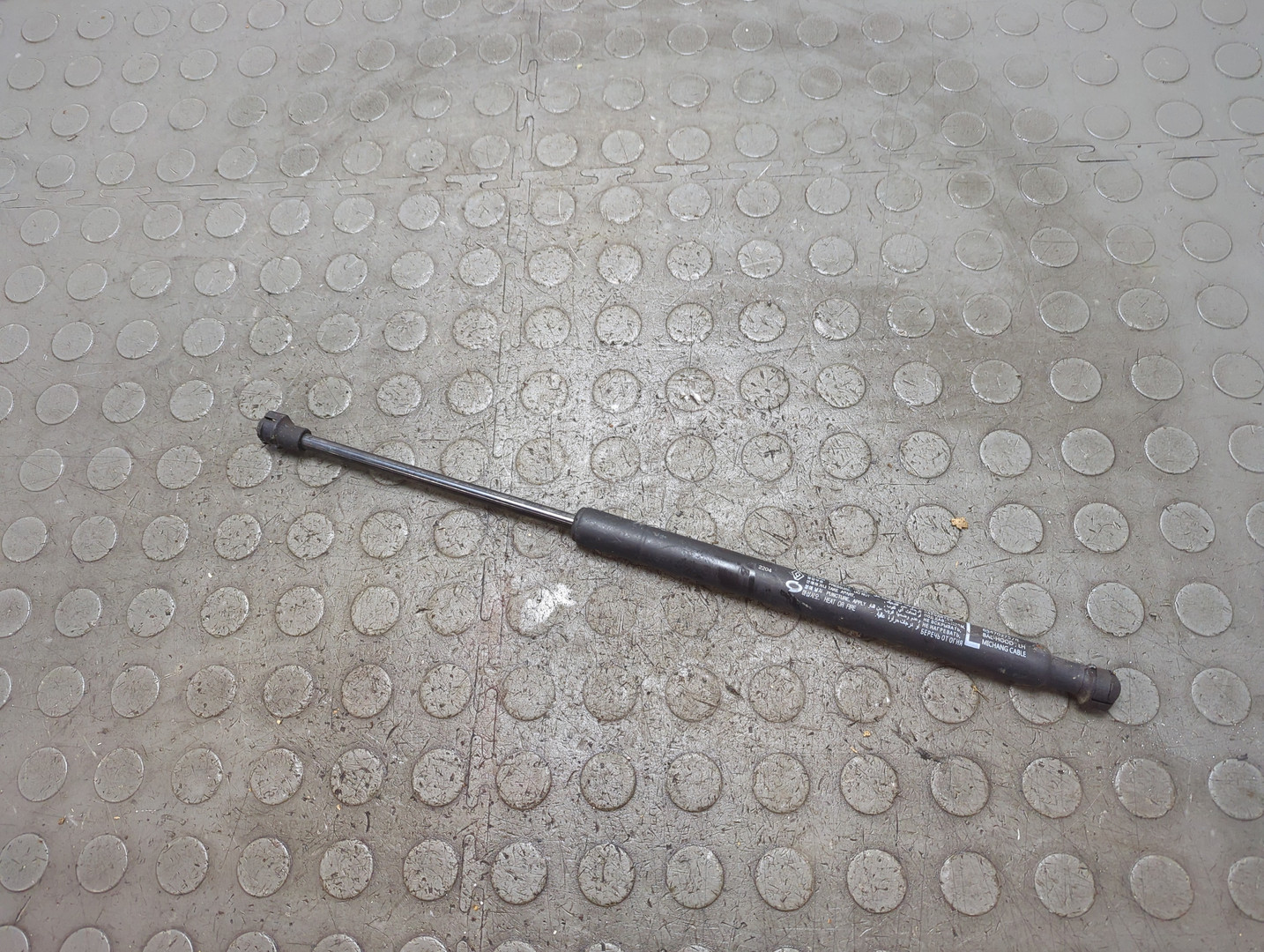 Амортизатор капота