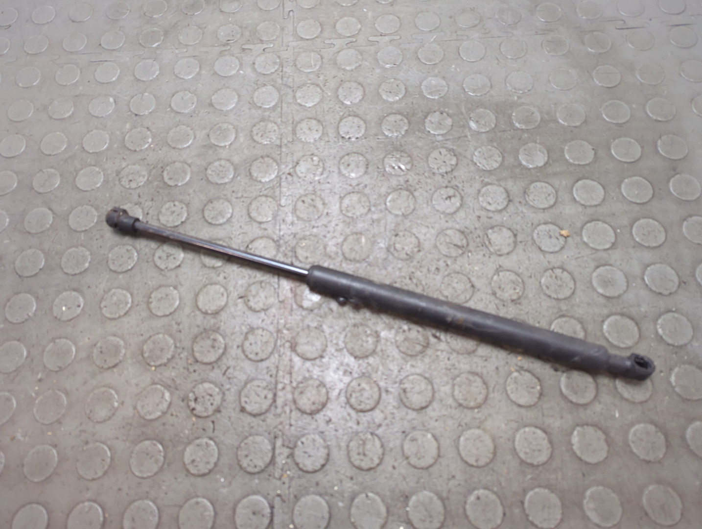 Амортизатор капота