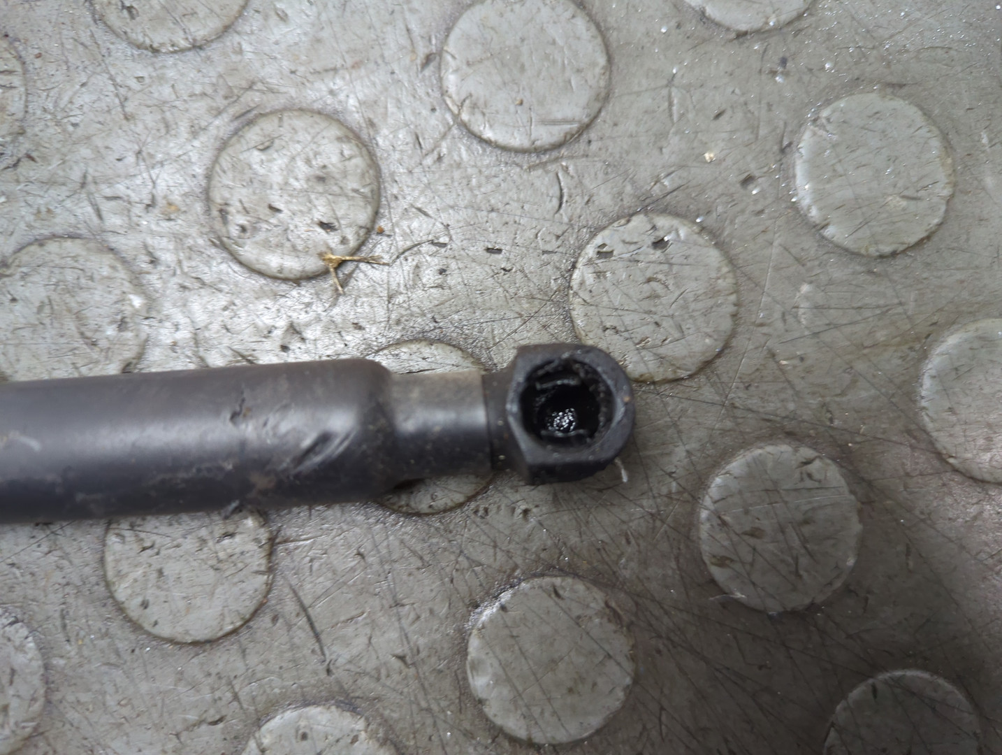 Амортизатор капота