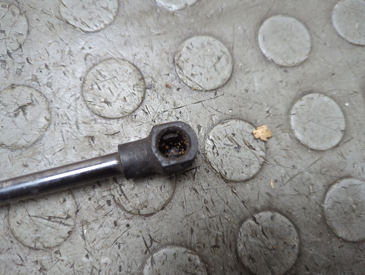 Амортизатор капота