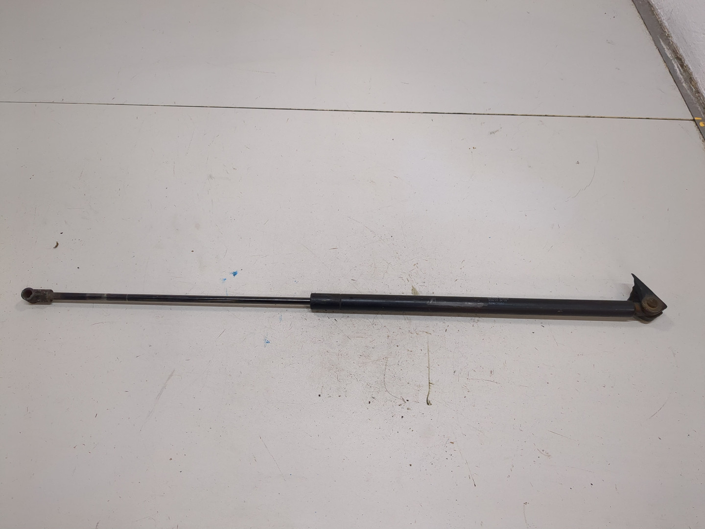 Амортизатор капота