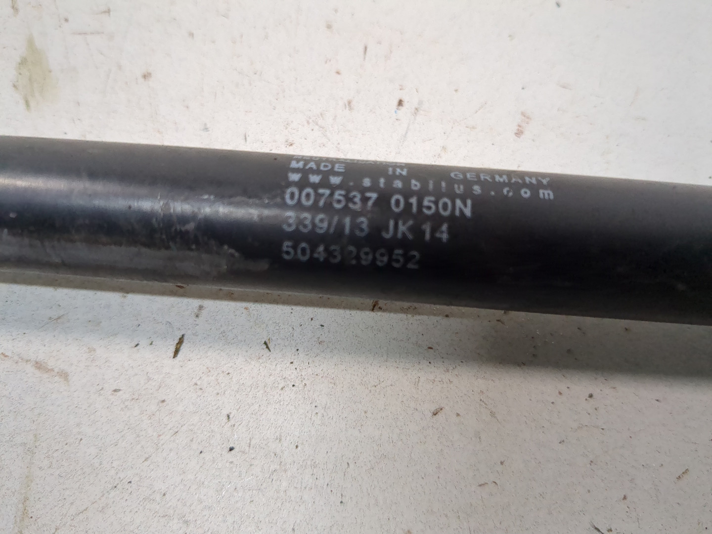 Амортизатор капота