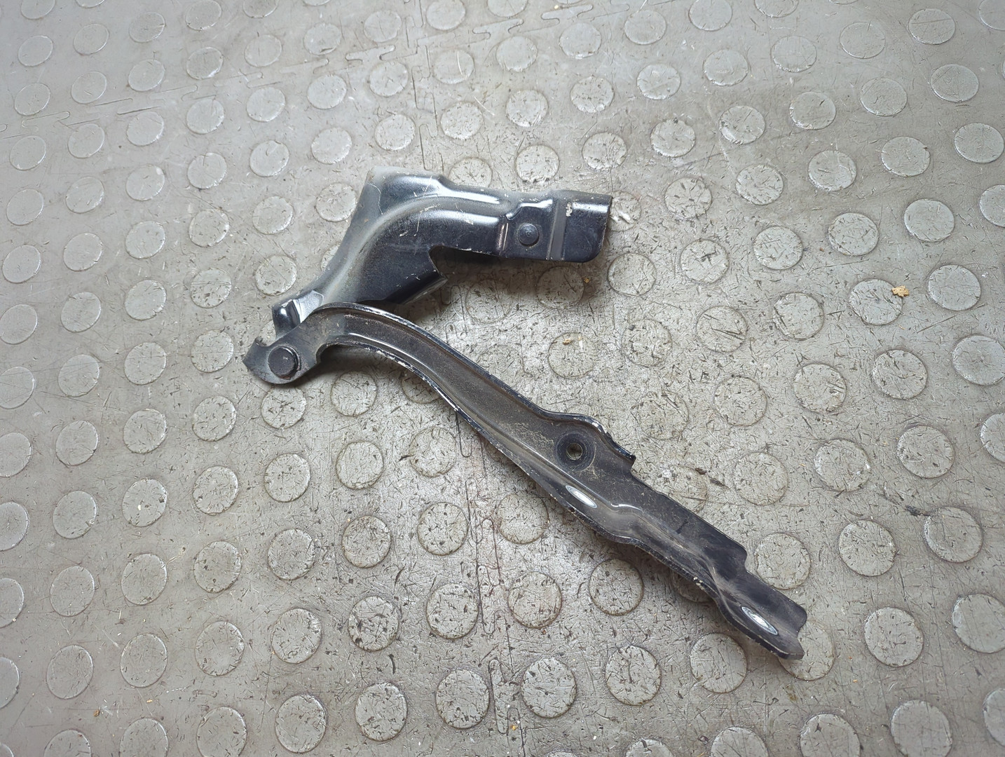 Петля капота правая