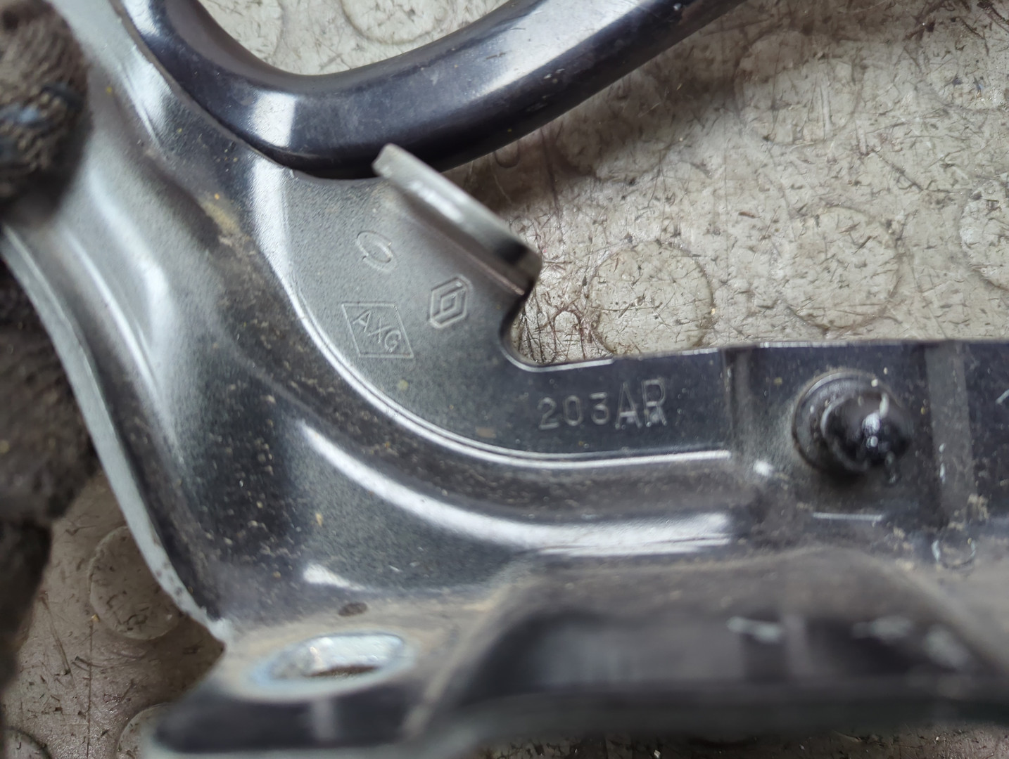 Петля капота правая