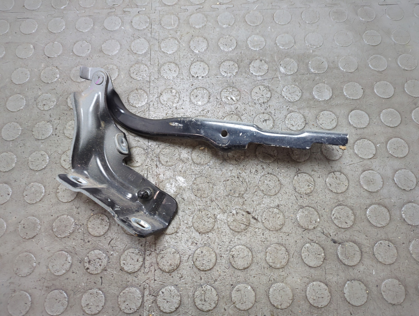 Петля капота правая