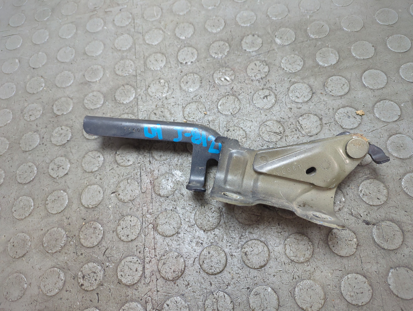 Петля капота левая