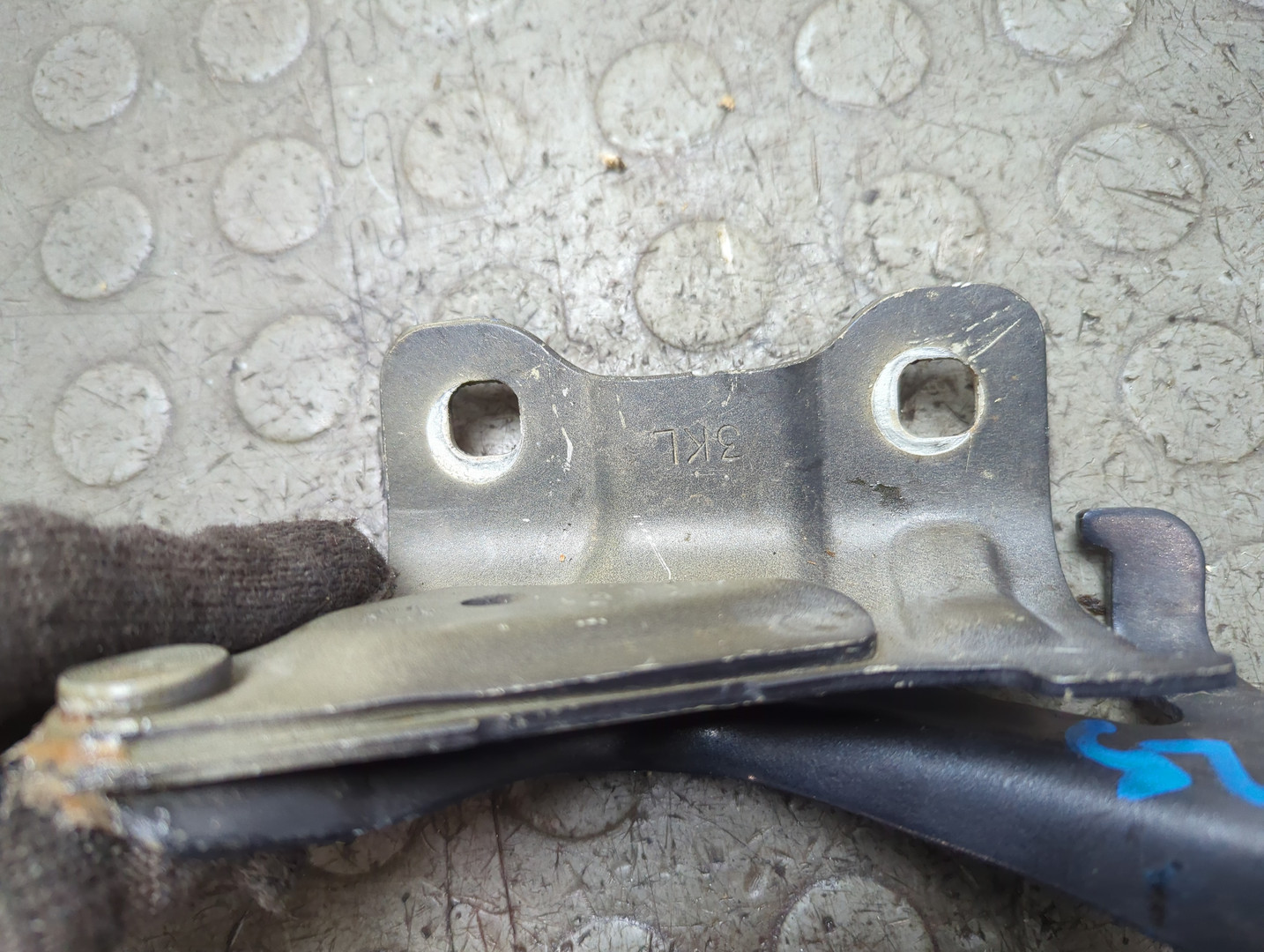 Петля капота левая