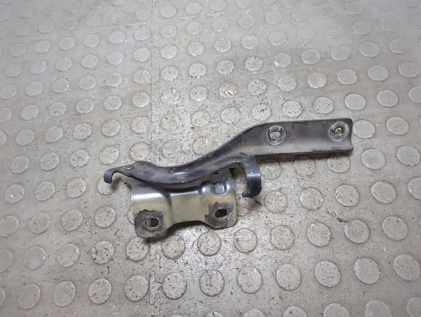 Петля капота левая