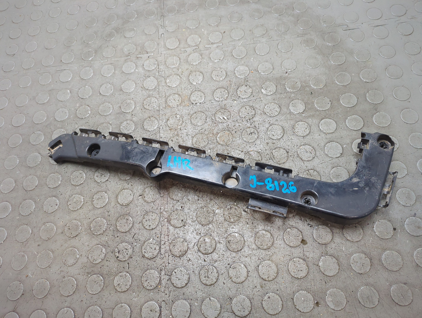 Кронштейн заднего бампера левый