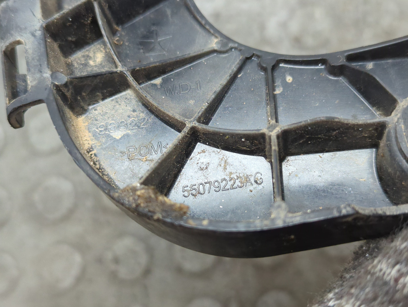 Кронштейн заднего бампера левый