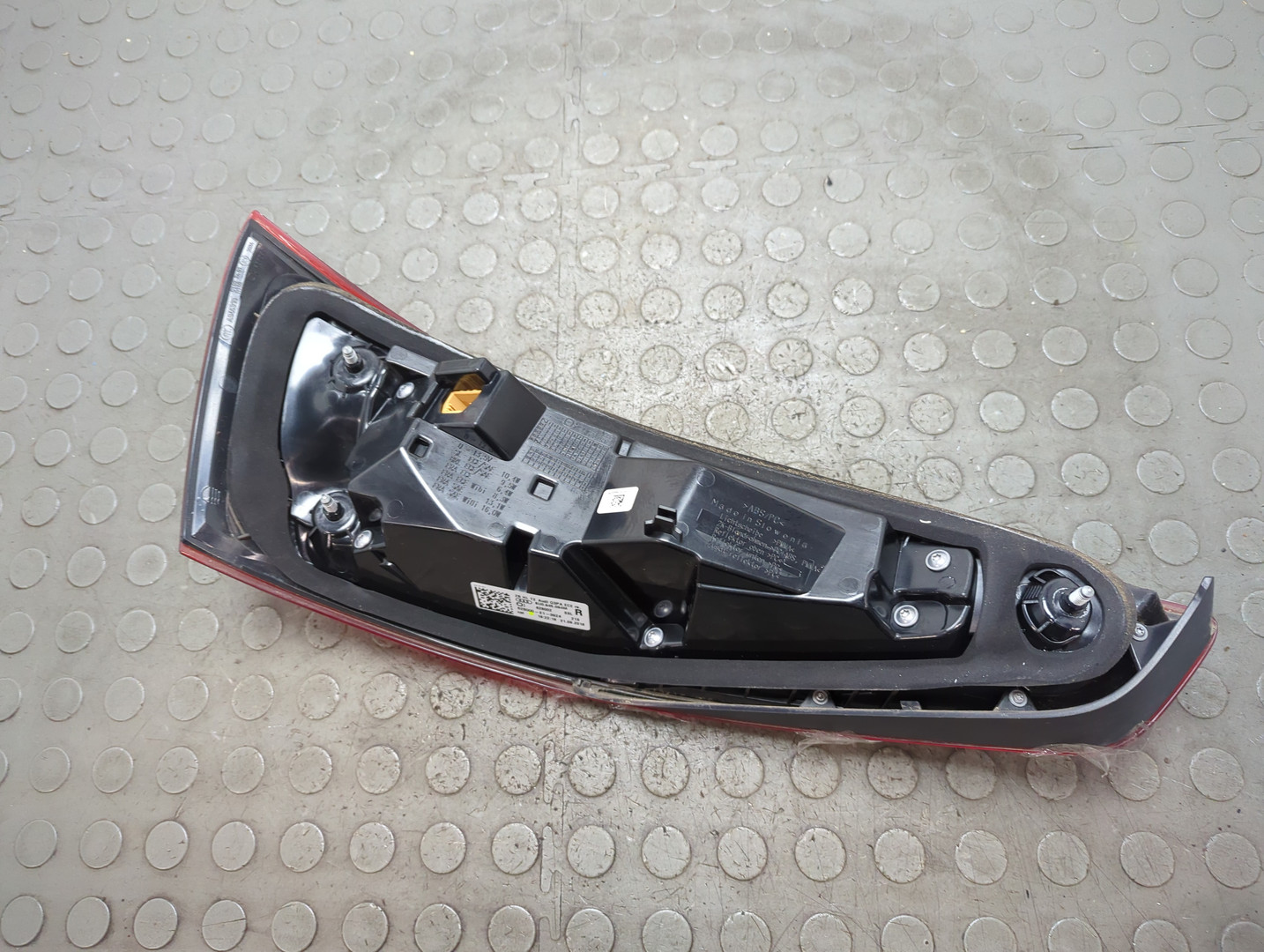 Фонарь задний правый