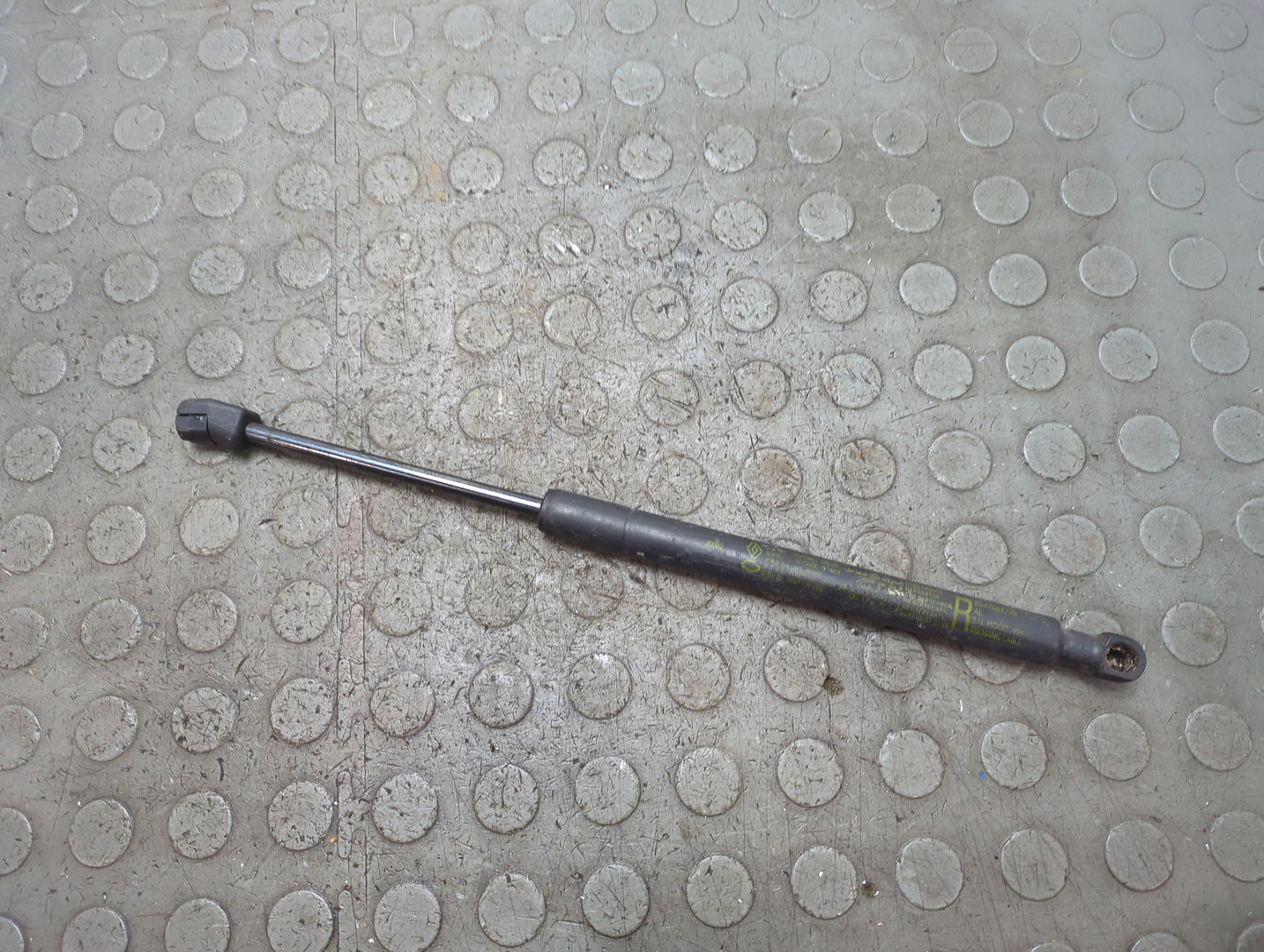 Амортизатор капота