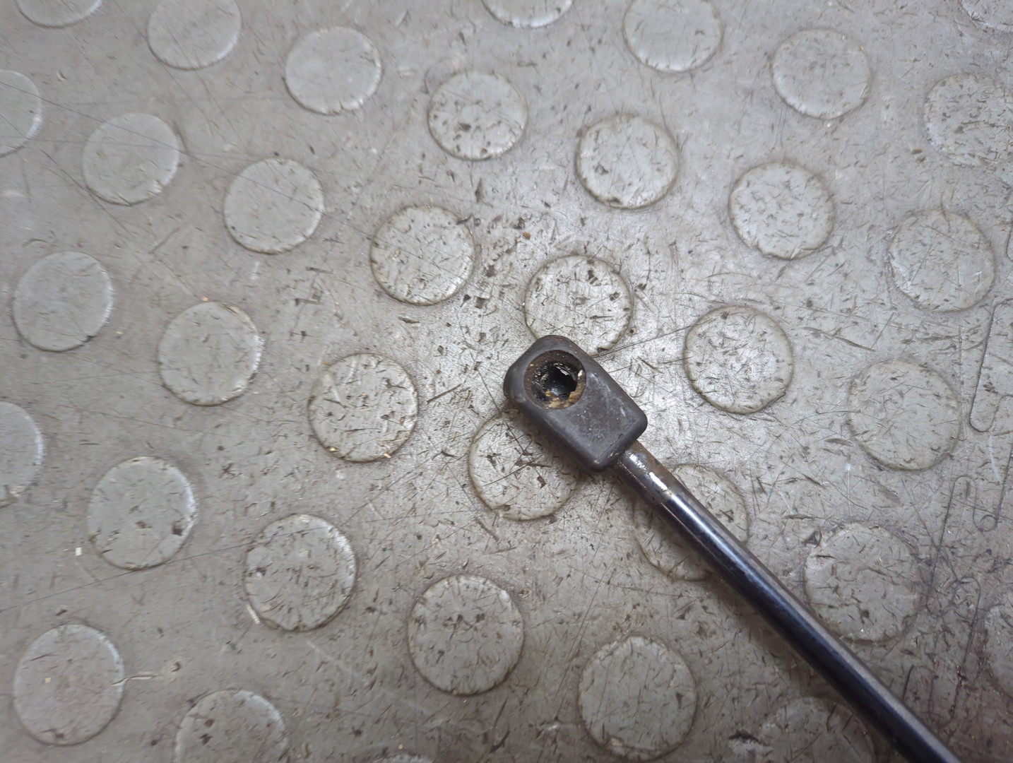 Амортизатор капота