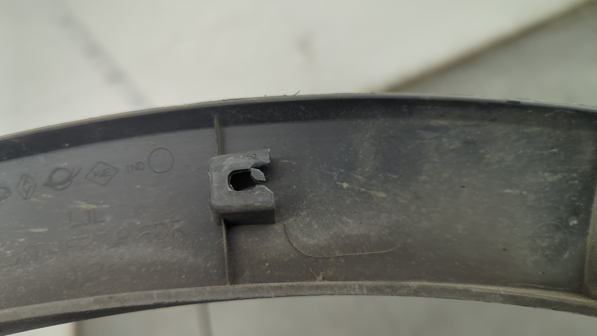 Накладка переднего крыла левого