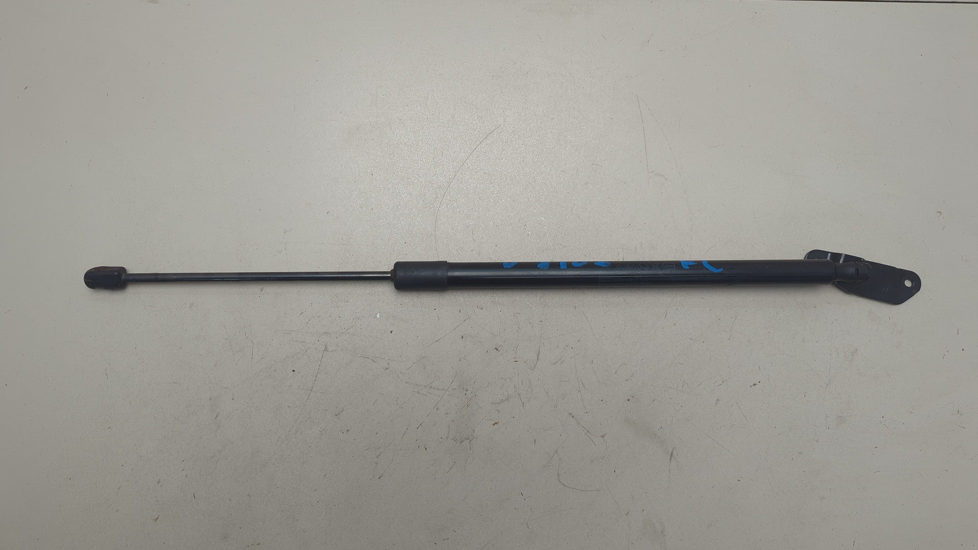 Амортизатор крышки багажника