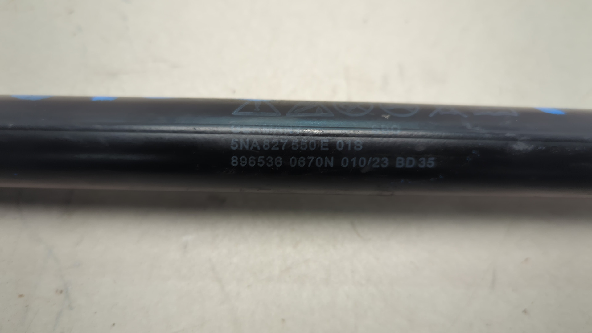 Амортизатор крышки багажника