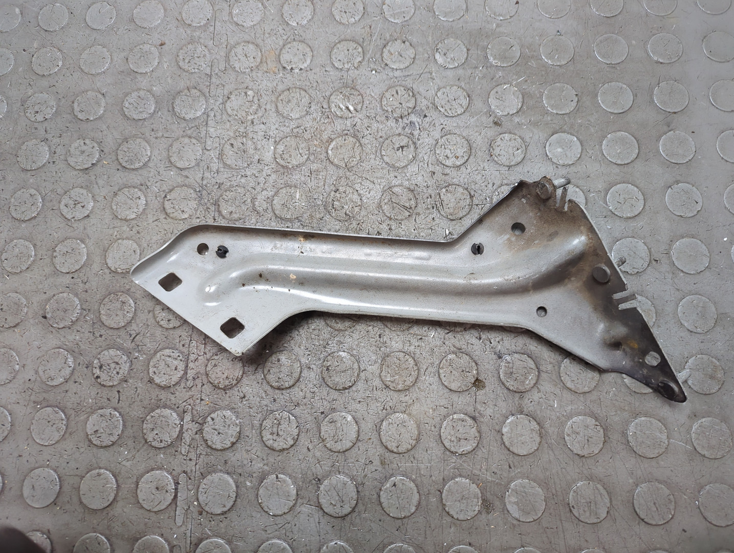 Кронштейн крепления крыла