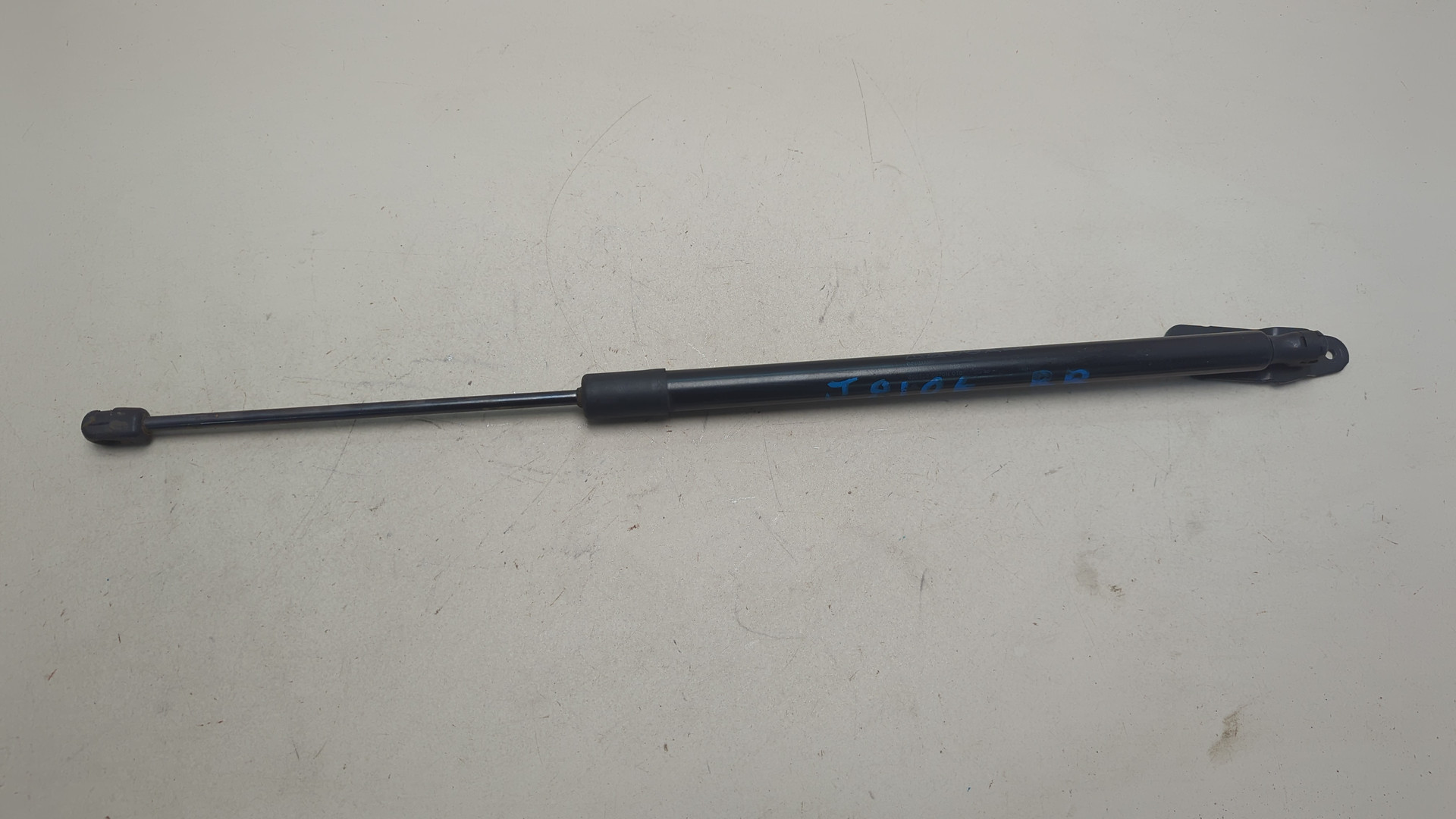 Амортизатор крышки багажника