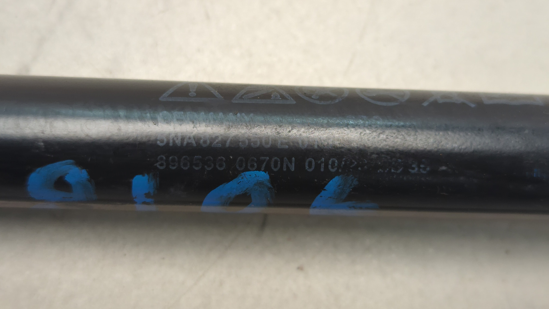 Амортизатор крышки багажника