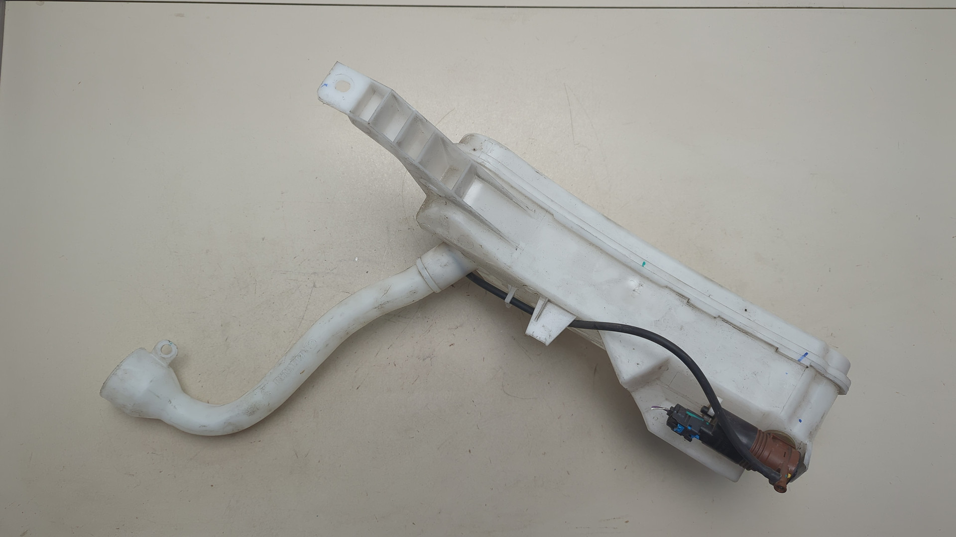 Бачок омывателя лобового стекла