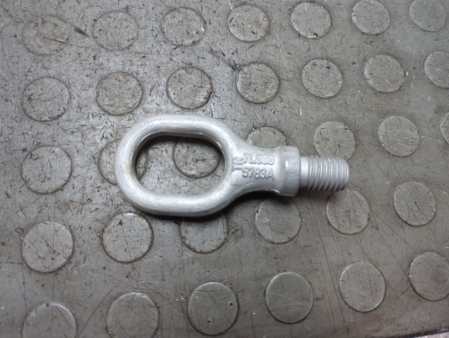 Крюк буксировочный