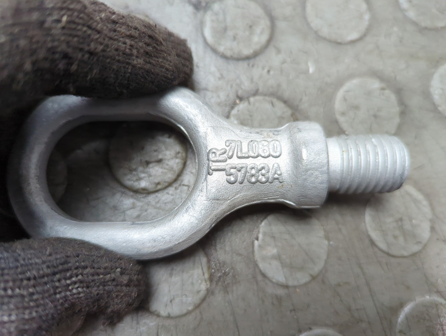 Крюк буксировочный