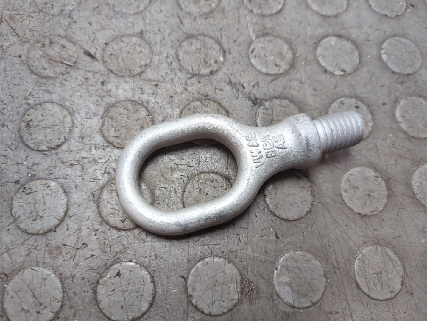 Крюк буксировочный