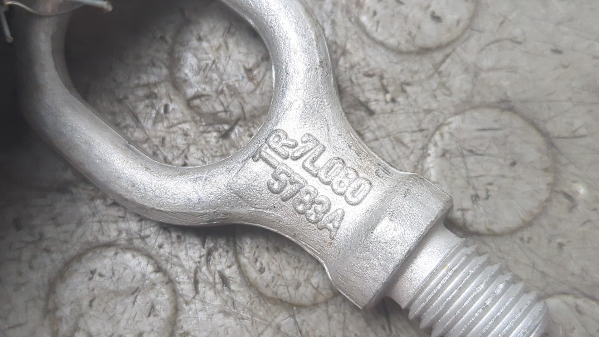 Крюк буксировочный