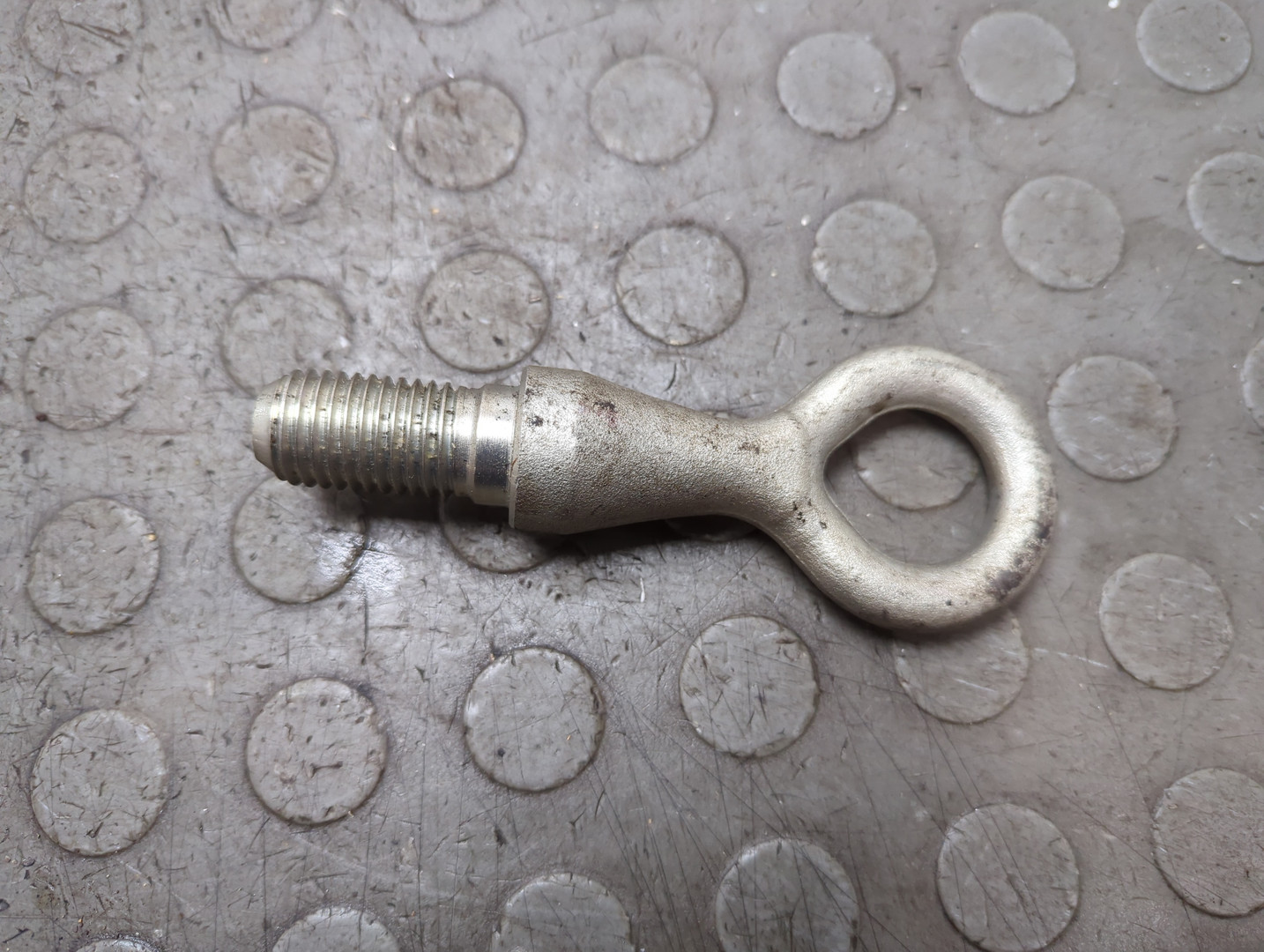 Крюк буксировочный