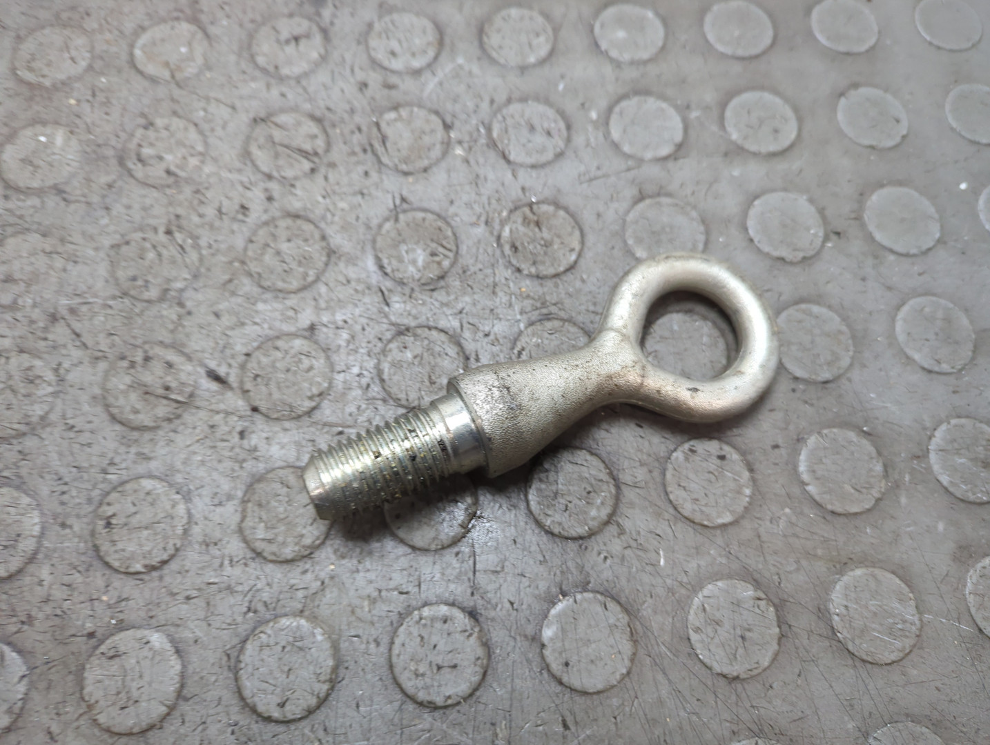 Крюк буксировочный