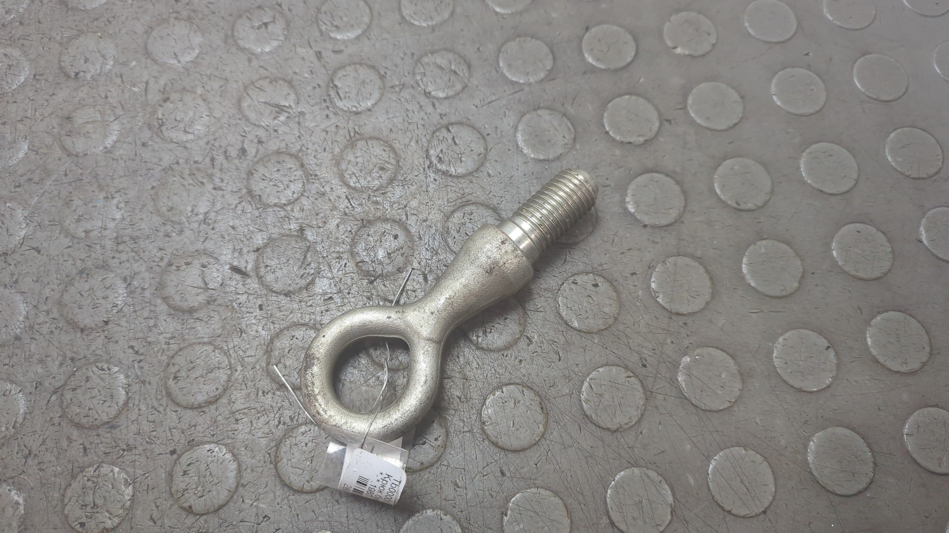 Крюк буксировочный