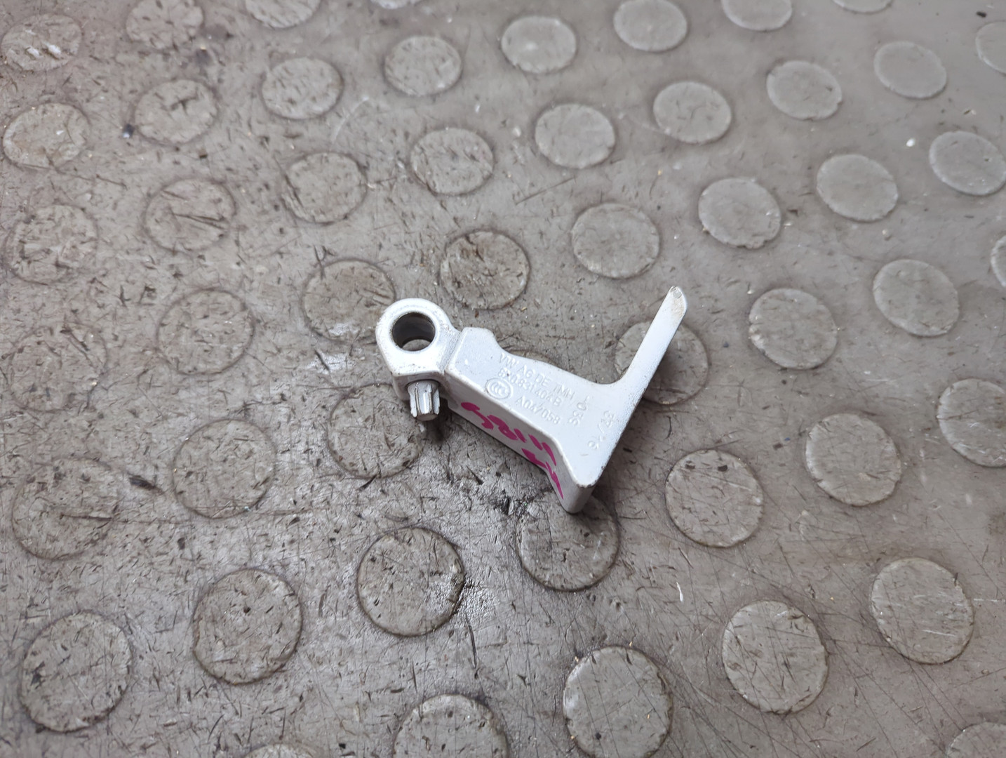 Петля двери