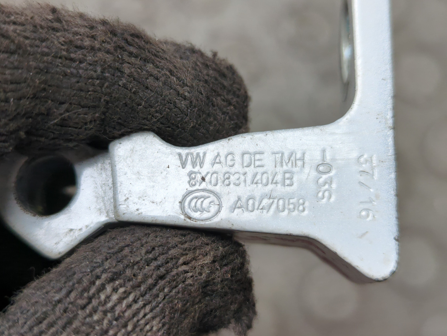 Петля двери