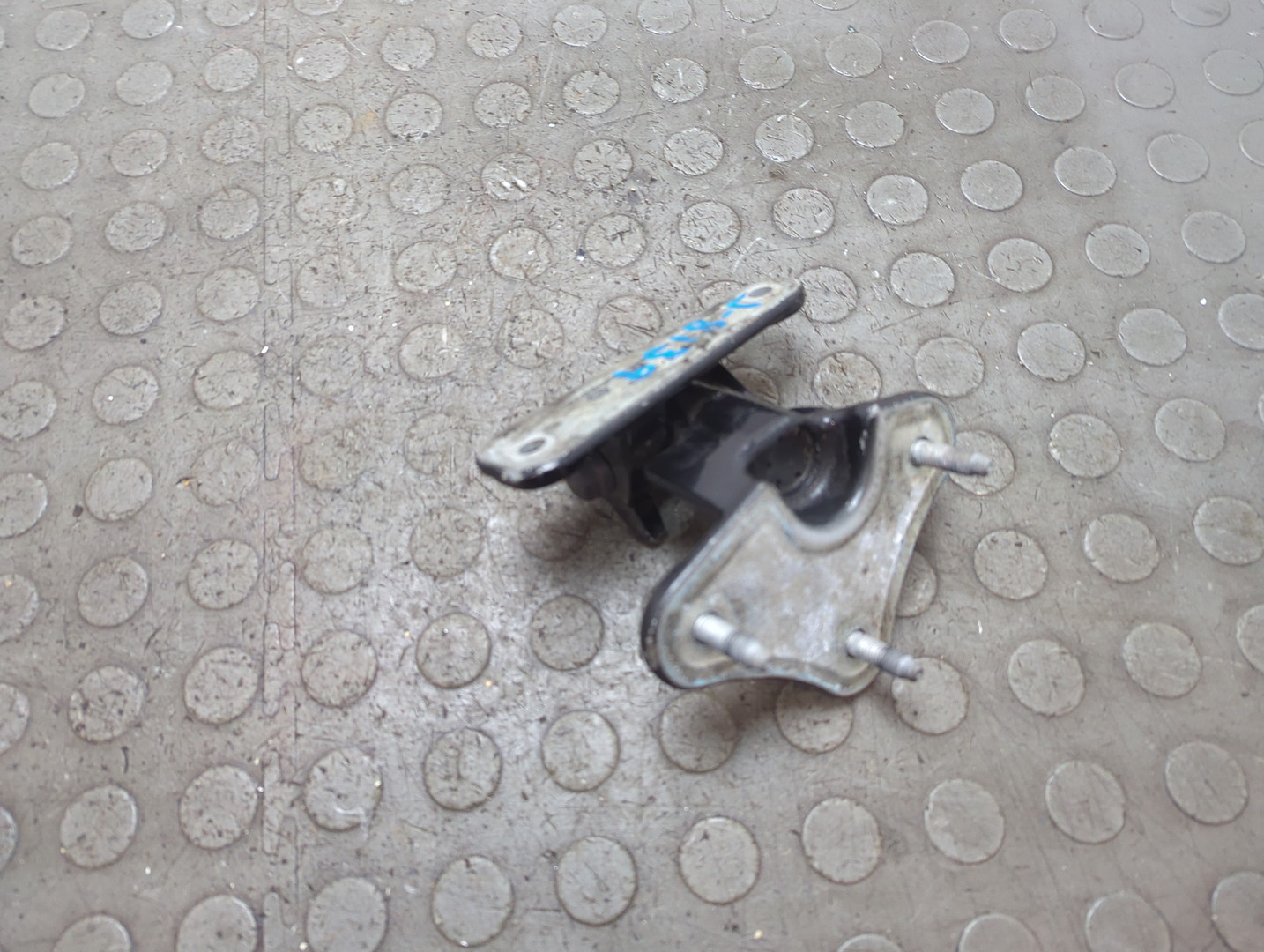 Петля двери