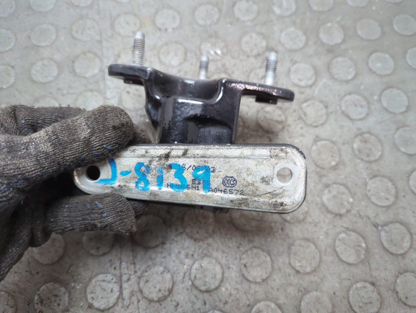 Петля двери