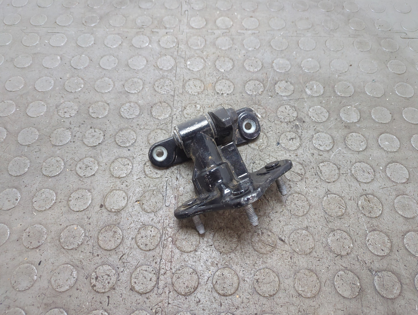 Петля двери