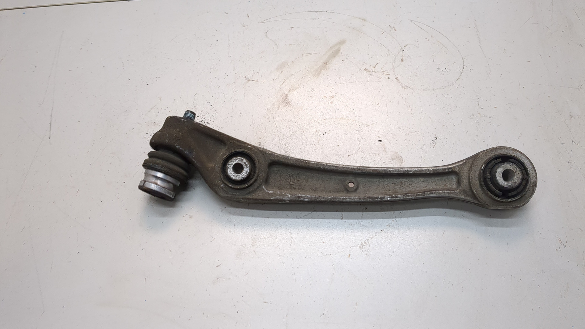 Рычаг передний левый