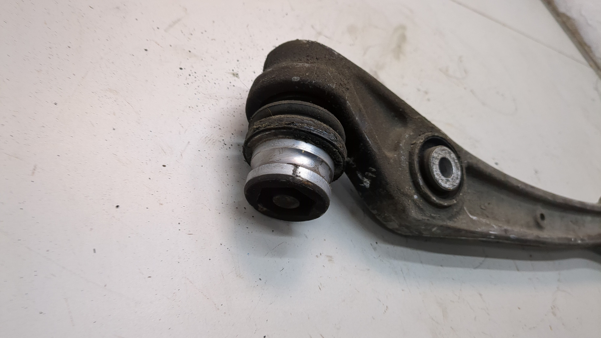Рычаг передний левый