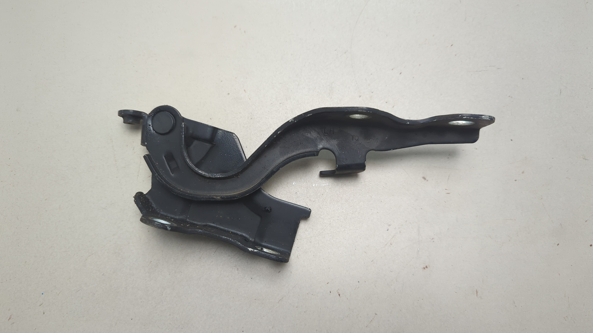 Петля капота левая