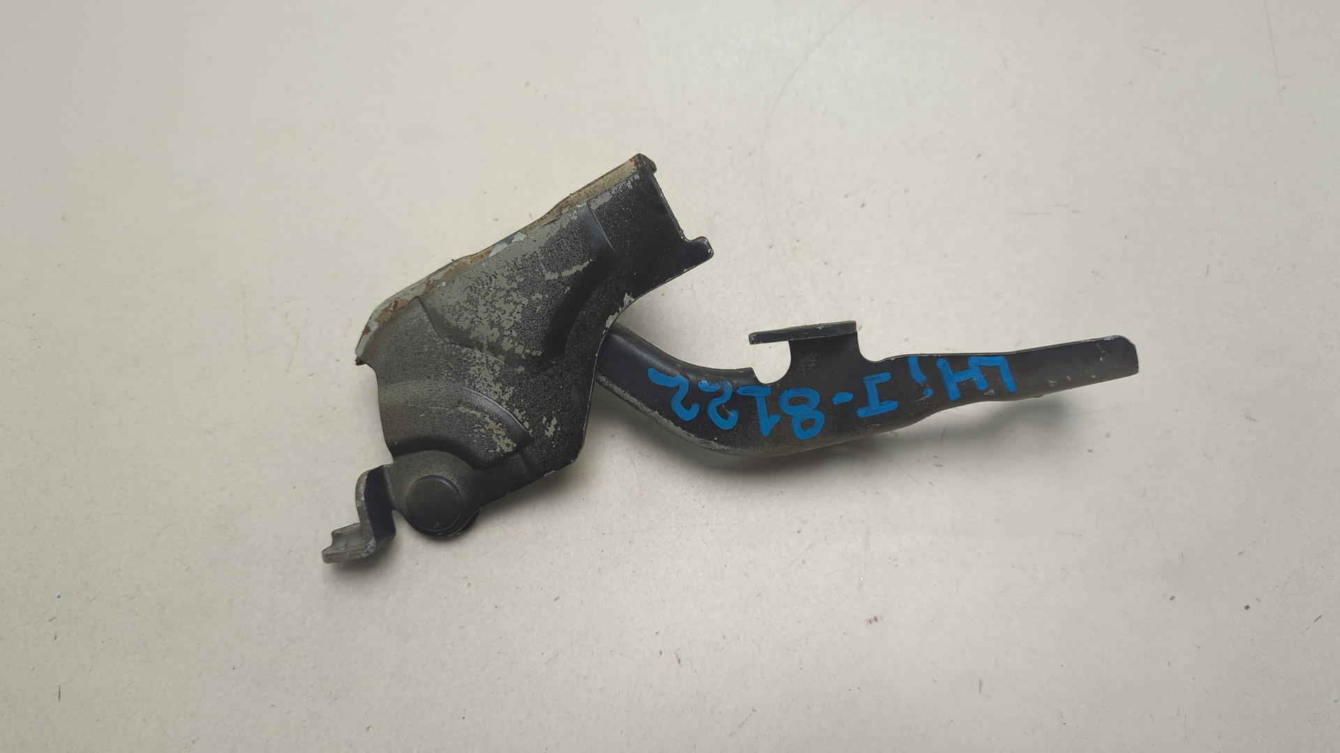 Петля капота левая