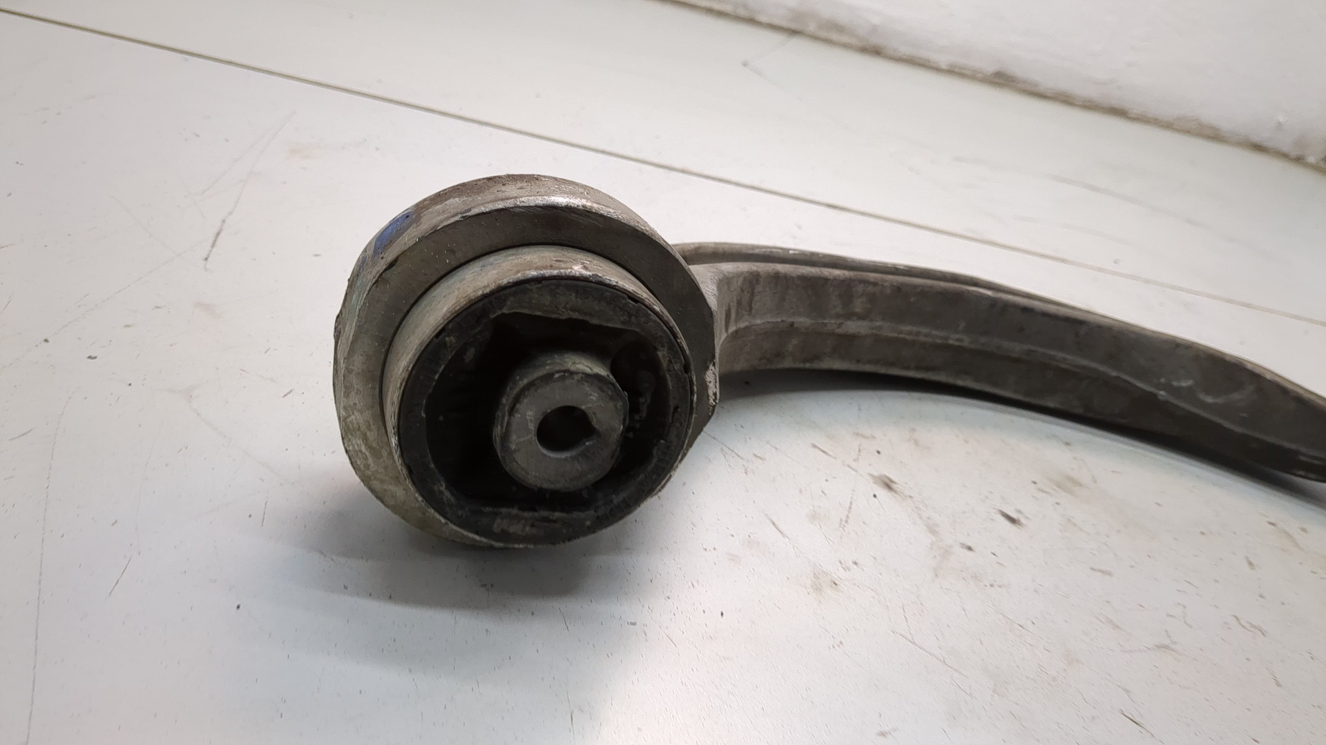 Рычаг передний левый