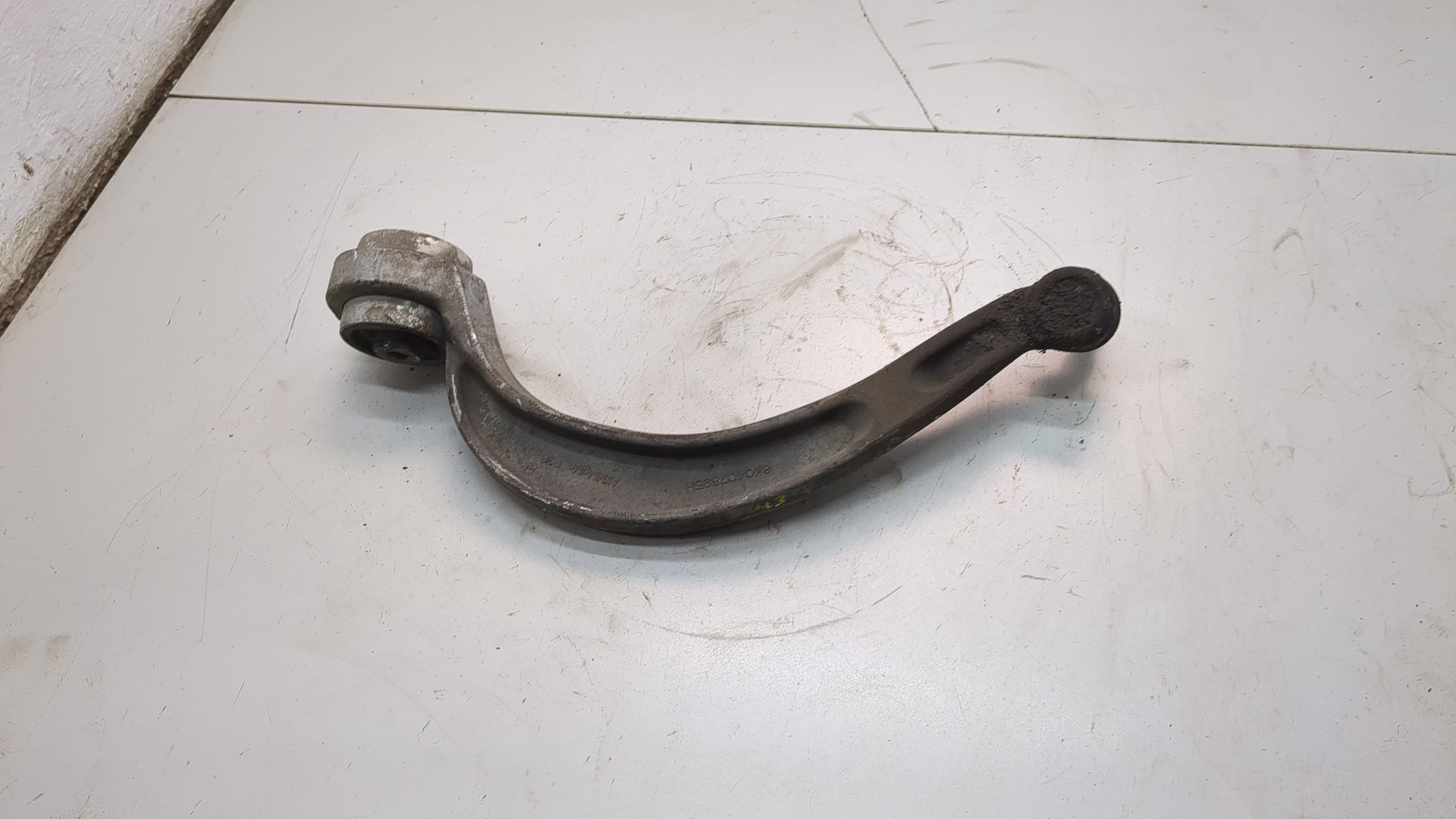 Рычаг передний левый