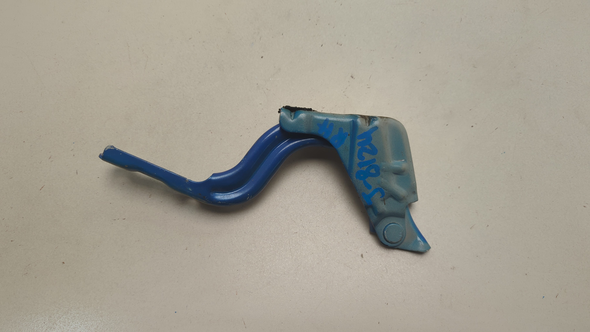 Петля капота правая