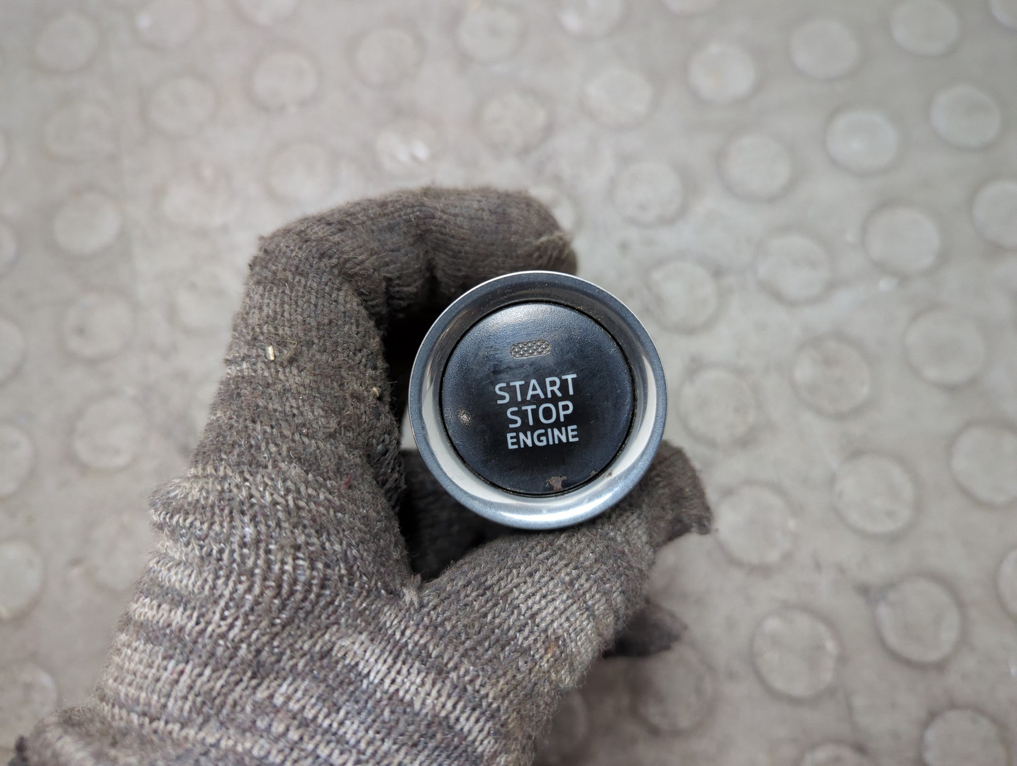 Кнопка запуска двигателя