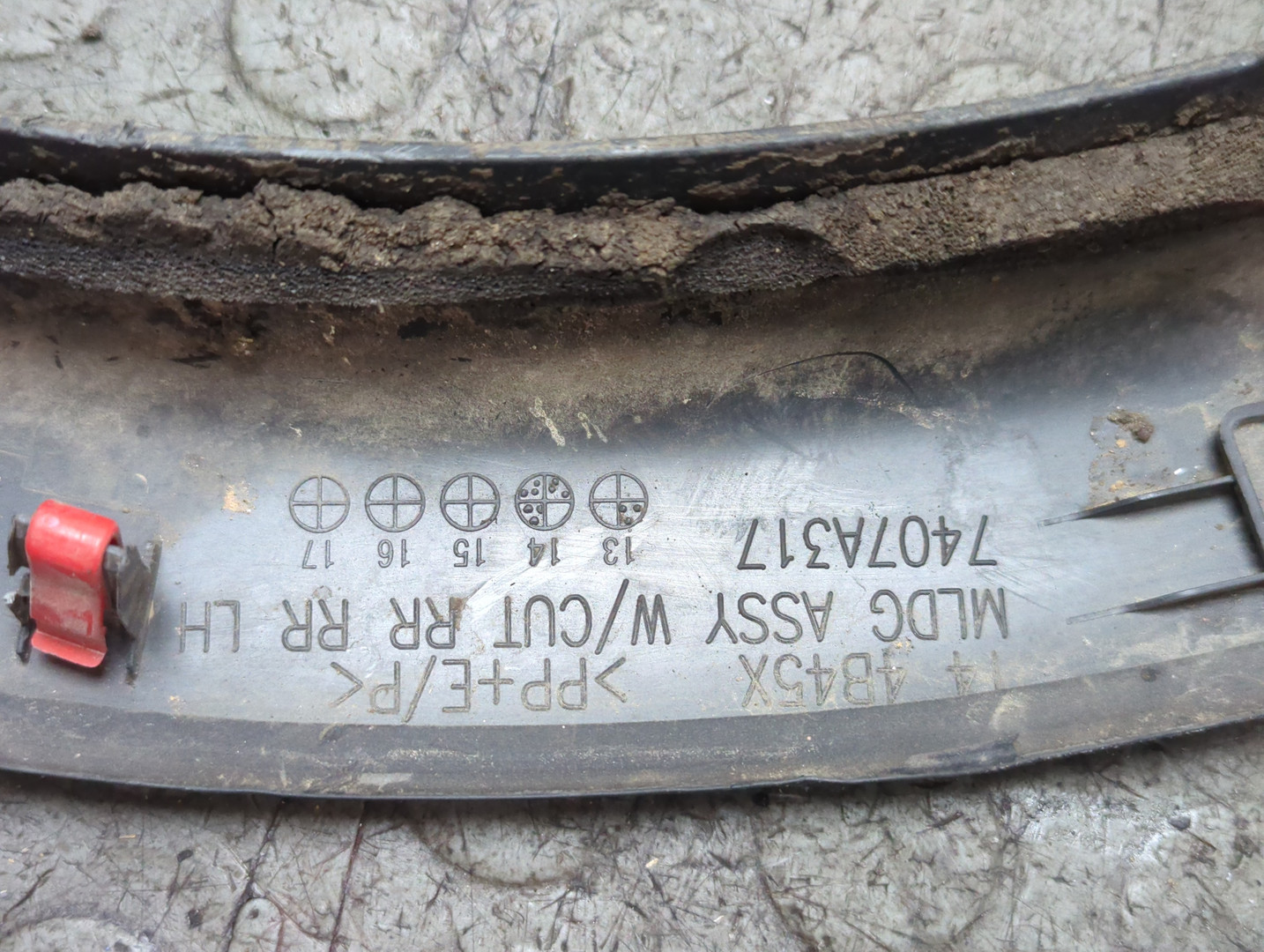 Молдинг заднего бампера левый