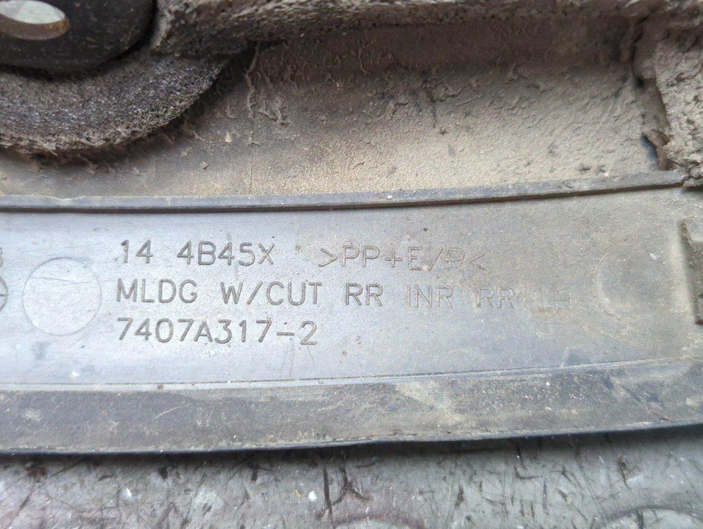 Молдинг заднего бампера левый