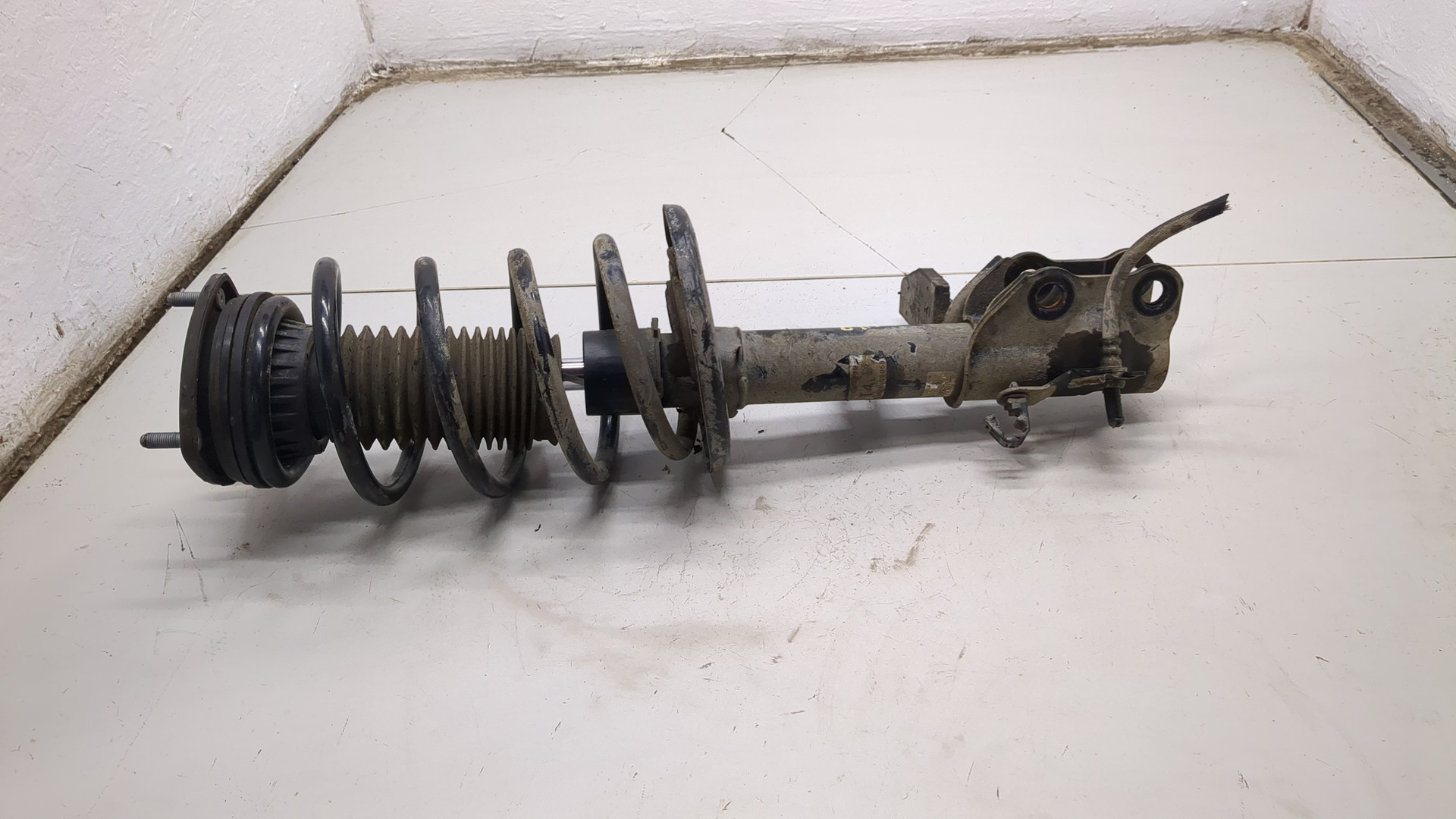 Амортизатор передний левый