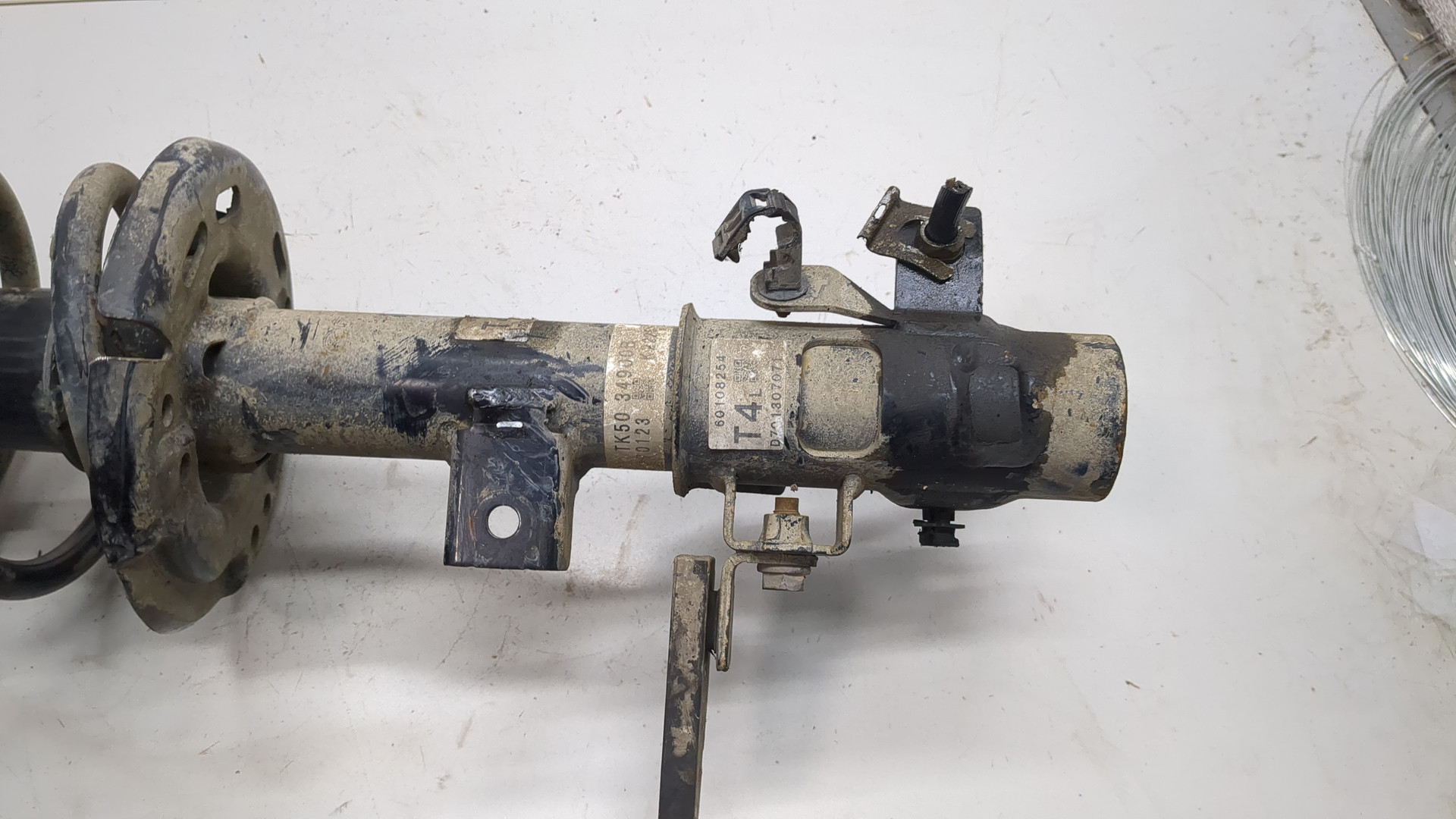 Амортизатор передний левый